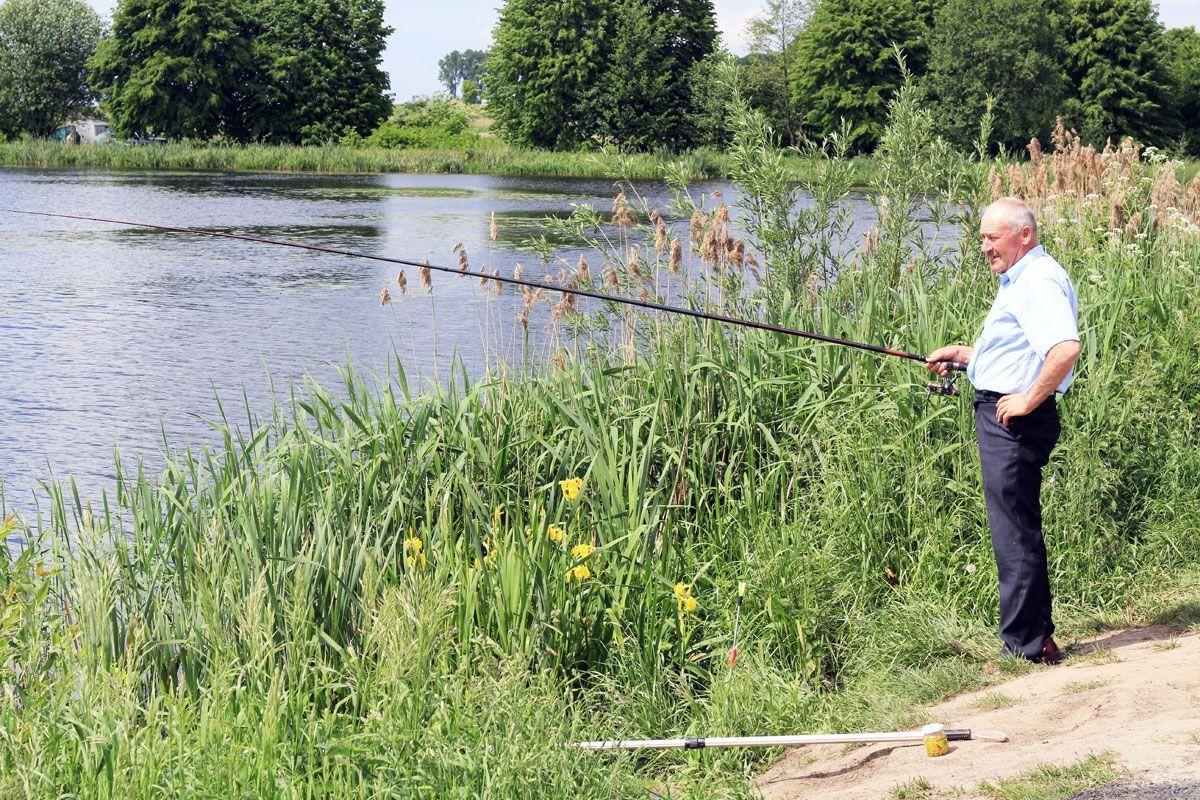 Czesław Kida z Ułazowa zwraca uwagę na obecny stan zbiornika. Za miesiąc praktycznie nie będzie można tu wędkować.<br/>fot.Justyna Zając