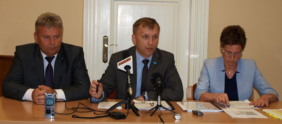 Podczas konferencji prasowej władze miasta (z lewej zastępca prezydenta Janusz Hamryszczak, w środku Grzegorz Hayder) i prezes PWiK sp. z o.o. Małgorzata Ossowska (z prawej) przedstawili dwie informacje. Jedną złą, dwie dobre.<br/>fot.Mariusz Godos