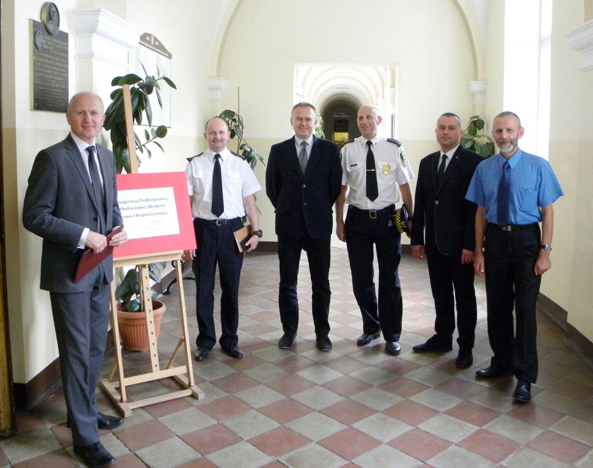 Tuż przed inauguracją działalności II edycji Podkarpackiej Młodzieżowej Akademii Prawa i Bezpieczeństwa. Pierwszy z lewej dyrektor Zamiejscowego Wydziału Młodzieżowej Akademii Prawa i Bezpieczeństwa Tomasz Dziumak, dyrektor I LO w Przemyślu.<br/>fot.ze zbiorów własnych