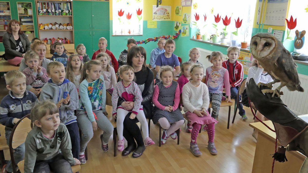 Nietypowa lekcja z udziałem sowy przypadła do gustu najmłodszym.
