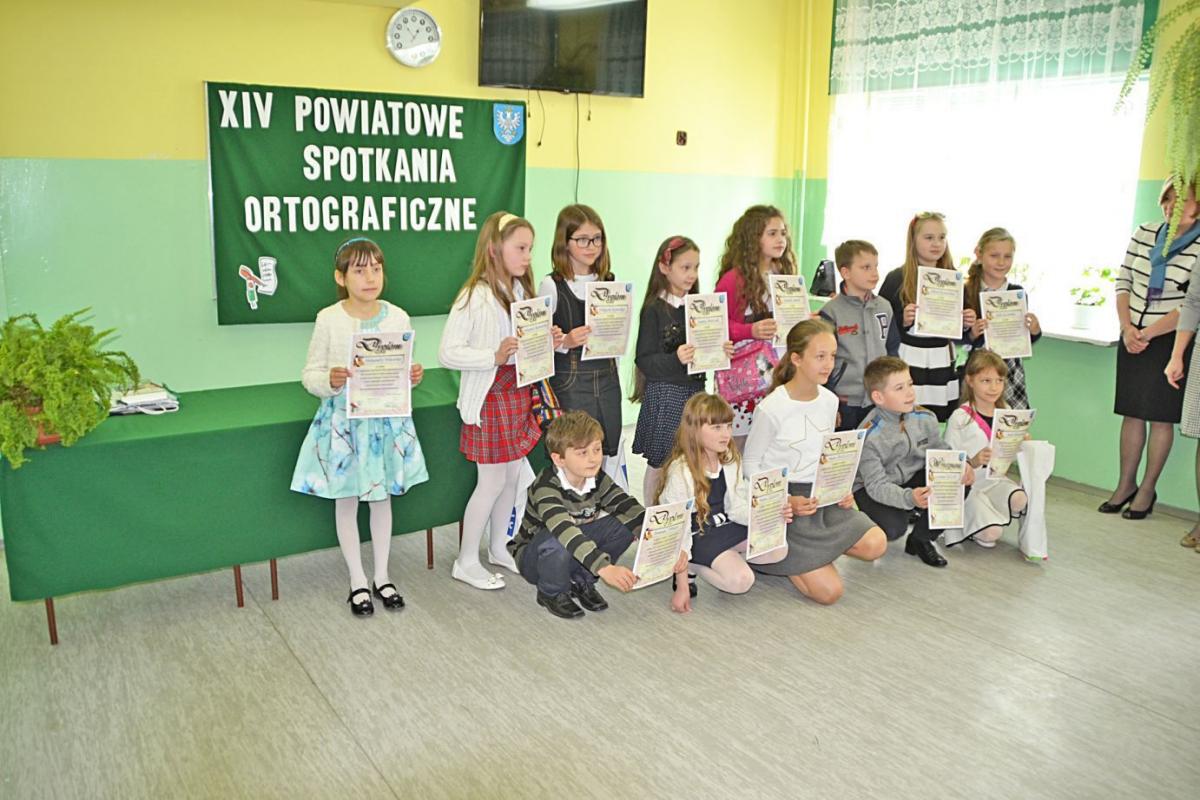 Dyplomy dla uczniów i nauczycieli, jak co roku, przygotowało Starostwo Powiatowe.