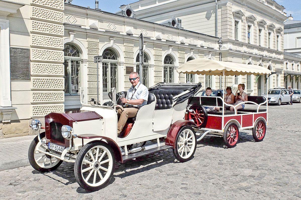Lśniący lakierem i chromem samochód, przypominający pojazdy z czasów Franciszka Józefa, doskonale wpisuje się w architekturę Przemyśla.<br/>fot.Jacek Szwic