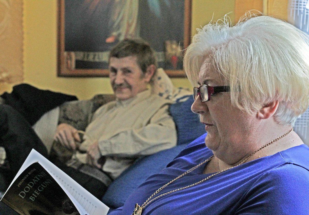 Barbara Mazurkiewicz, poetka z Lubaczowa, uparcie walczy o wsparcie dla kolegi po piórze Zbigniewa Bezrąka. Nieuleczalnie chory meżczyzna potrzebuje łóżka rehabilitacyjnego.<br/>fot.Justyna Zając