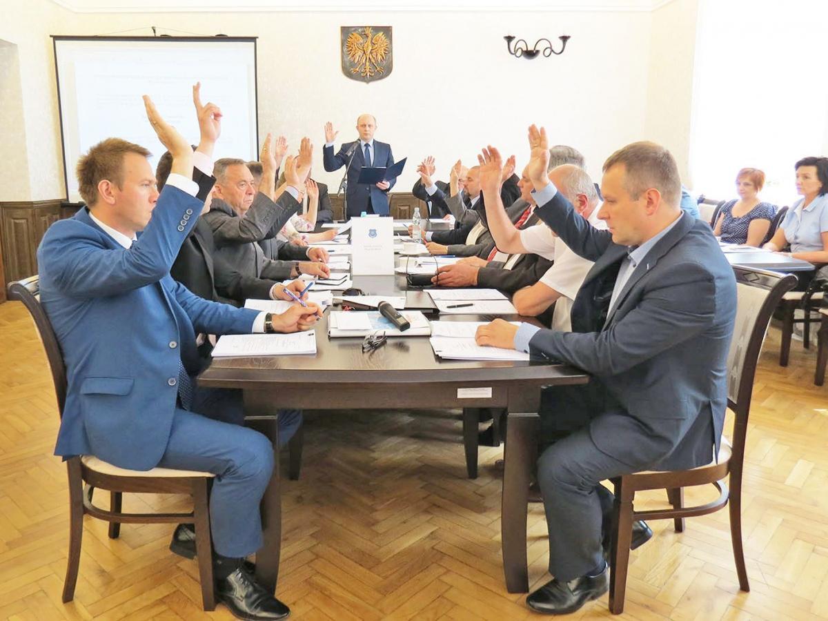 Radni miasta, obradujący w pełnym składzie, jednogłośnie podjęli uchwały w sprawie wyrażenia zgody na przyjęcie darowizny od powiatu przeworskiego i na dokonanie darowizny nieruchomości na jego rzecz Powiatu.<br/>fot.Barbara Chmura