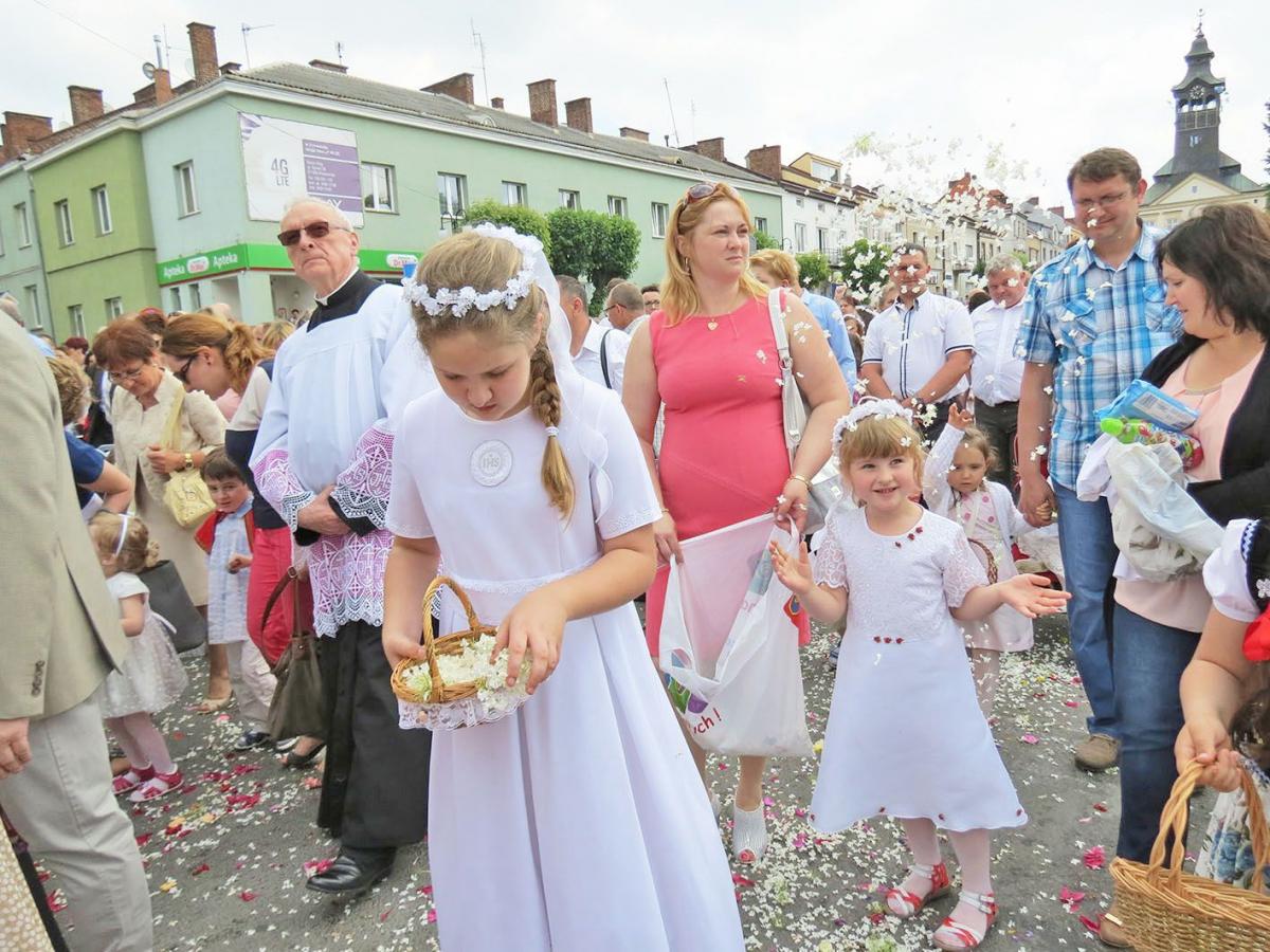 W Przeworsku dziewczynki usypały dywan z kwiatów aż do ostatniego ołtarza, który znajdował się obok bazyliki pw. Ducha Świętego.<br/>fot.Barbara Chmura