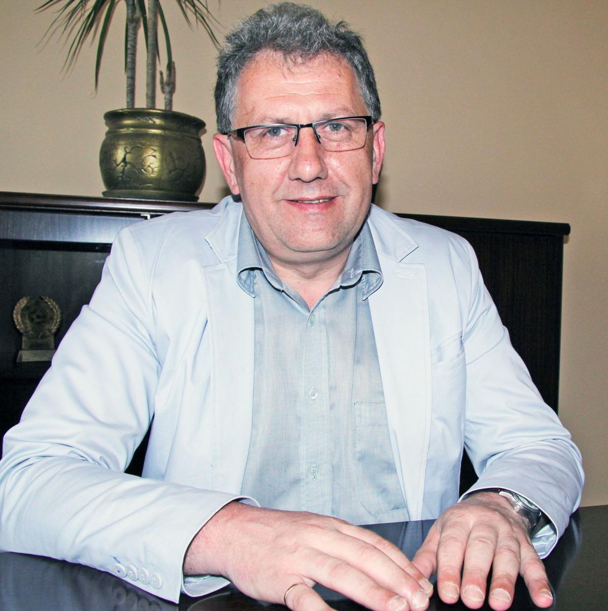Starosta mówi, że trzeba mądrze wybierać i pokazuje inne plany modernizacji.<br/>fot.Roman Kijanka