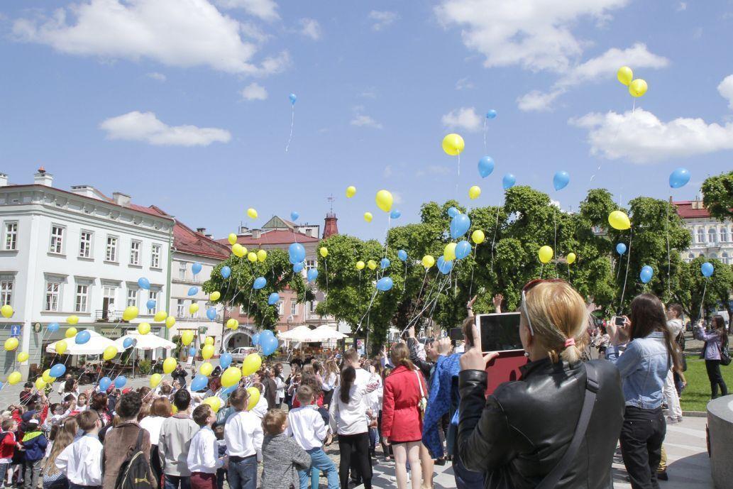 Setki niebieskich i żółtych balonów poszybowało w niebo.<br/>fot.Jacek Szwic