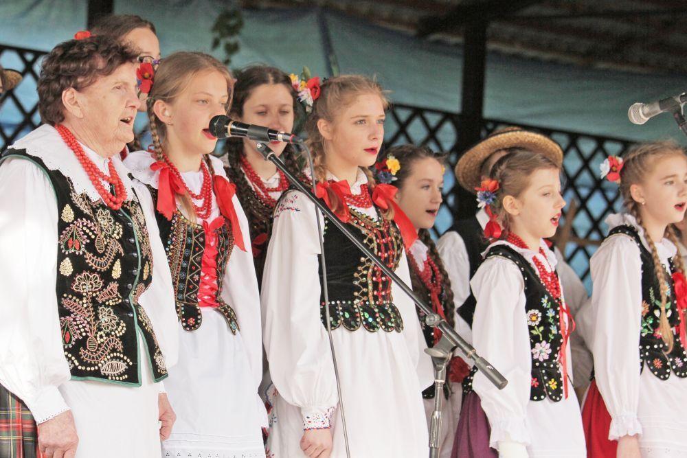 Folklor wraca do łask, a ludowe melodie cieszą się dużym zainteresowaniem. Helenę Gołąb (pierwsza od lewej) oglądać można na scenie od kilkudziesięciu lat. Teraz towarzyszą jej wnukowie.<br/>fot.Roman Kijanka