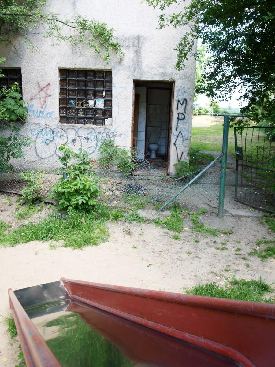 Dzieci zjeżdżające ze ślizgawki bezpośrednio „wpadają” wzrokiem w klozet ulokowany vis-a-vis. Pal licho, kiedy nikogo tam nie ma. Ale bywa, że widzą często wymiotujących, z nie dopiętymi spodniami mężczyzn. To niedopuszczalne!<br/>fot.Mariusz Godos