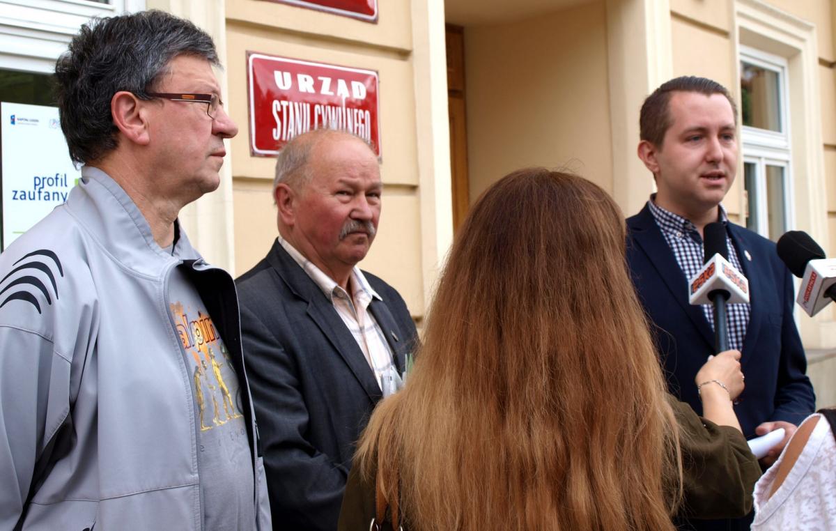 Kwadrans przed rozpoczęciem sesji Rady Miasta Przemyśla (25 maja br.) przed magistratem odbyła się konferencja prasowa Przemyskiej Kongregacji Kupieckiej. Od lewej: Wojciech Pieprzny, Ryszard Miłoszewski i Maciej Dębicki.<br/>fot.Mariusz Godos