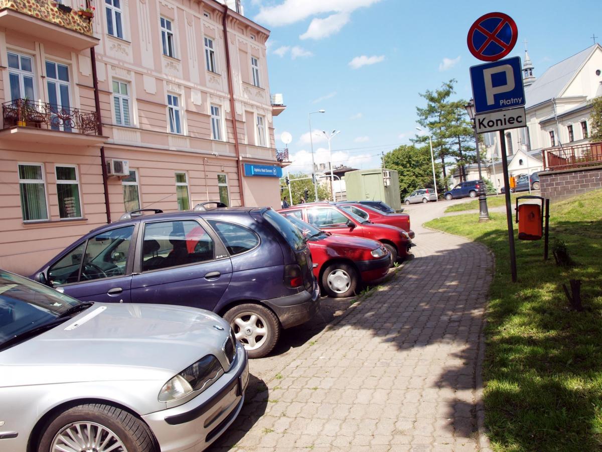 W pewnym momencie parking płatny przy ulicy Długosza się kończy, bo ustawiony znak zakazu parkowania tego zabrania. Tyle że nikt na to nie zwraca uwagi. Poniekąd słusznie, bo w Przemyślu takich miejsc jest jak na lekarstwo.<br/>fot.Mariusz Godos