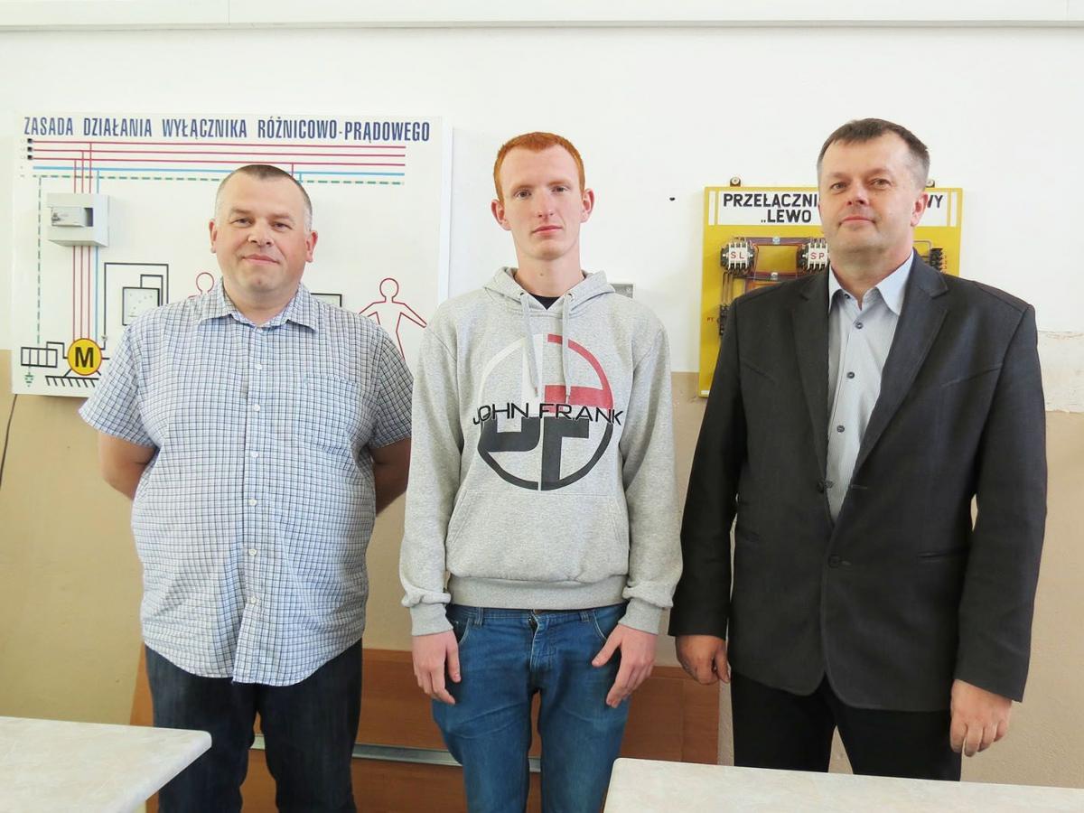 Finalista ogólnopolskiej olimpiady Jakub Maternowski (w środku) wraz ze swoim wychowawcą Januszem Białym (z lewej) i dyrektorem szkoły Stanisławem Mrugałą (z prawej).<br/>fot.Barbara Chmura
