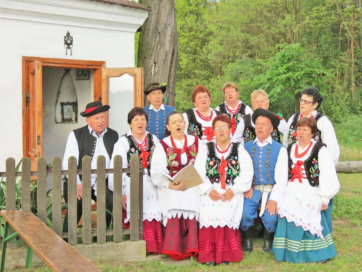 Ludowy Zespół Śpiewaczy „Dolanie” przy kapliczce w Gniewczynie Trynieckiej.<br/>fot.Barbara Chmura