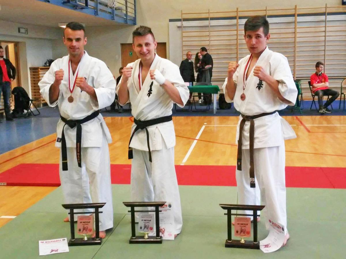 Cała trójka trenuje pod okiem sensei’a Dariusza Walasa.<br/>fot.UM Przeworsk