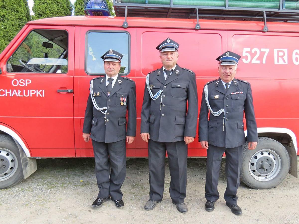 Druhowie Tadeusz Jasz, Henryk Stęc i Jan Szewczyk kontynuują strażacką tradycję po swoich ojcach.<br/>fot.Barbara Chmura