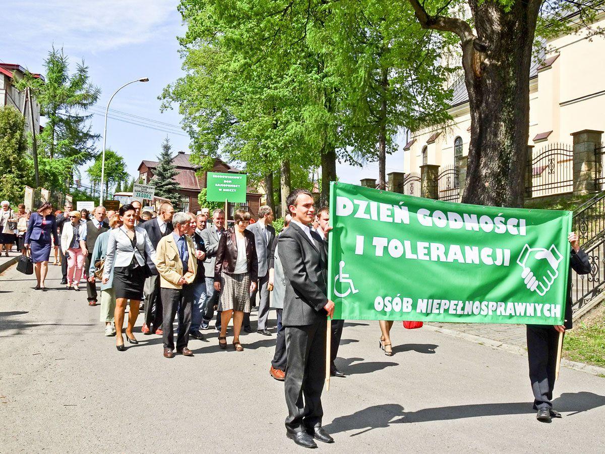 W święcie zorganizowanym przez ŚDS w Birczy wzięli udział przedstawiciele urzędu wojewódzkiego i jednostek samorządowych oraz społeczność zaprzyjaźnionych domów samopomocy z regionu.