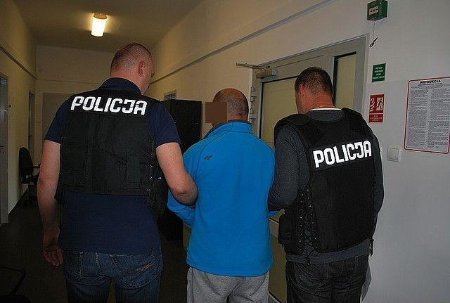 Podejrzani o napad (na zdjęciu jeden z nich) usłyszeli zarzuty i trafili do aresztu.<br/>fot.KMP Rzeszów