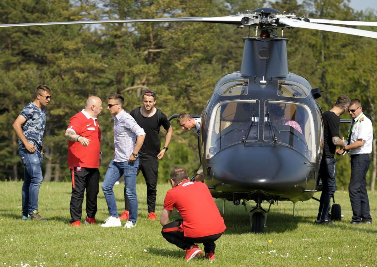 Niektórzy kadrowicze, np. Jakub Wawrzyniak, Thiago Cionek, Paweł Dawidowicz, Łukasz Fabiański i Sławomir Peszko przylecieli do Arłamowa śmigłowcem.<br/>fot.Łukasz Delmanowicz