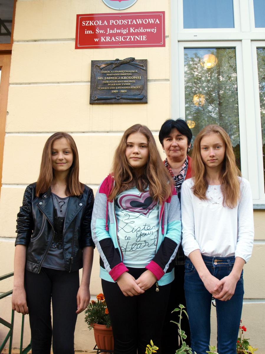 Młode bohaterki ze Szkoły Podstawowej im. św. Królowej Jadwigi w Krasiczynie. Od lewej: Karolina Kozioł, Oliwia Burdziak, wychowawczyni klasy szóstej Jolanta Buczyńska i Jagoda Kazienko.<br/>fot.Mariusz Godos