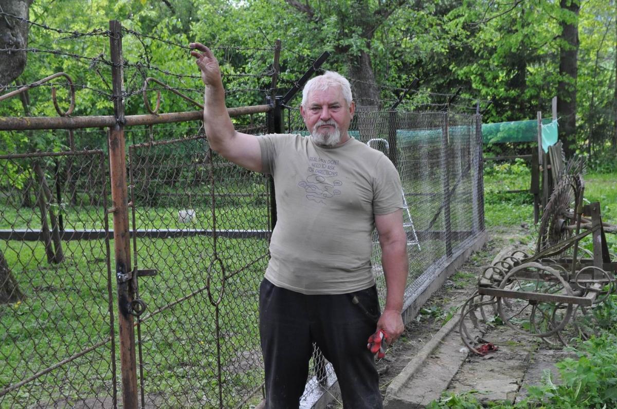 Lisy przeskakiwały przez siatkę, dlatego pan Eugeniusz zamocował dodatkowo drut kolczasty. <br/>fot.Paweł Bugira