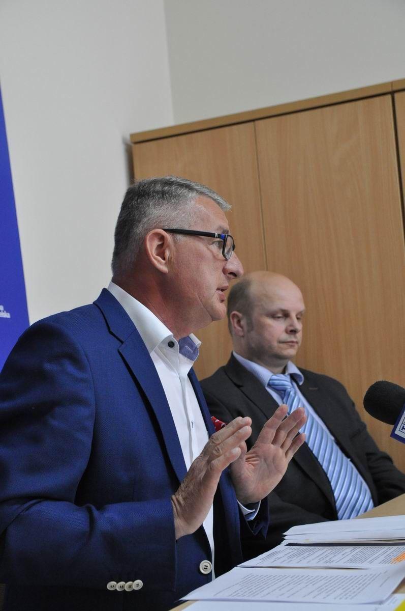 Poseł PO Marek Rząsa (z lewej) i prawnik dr Robert Śliwa.<br/>fot.Paweł Bugira