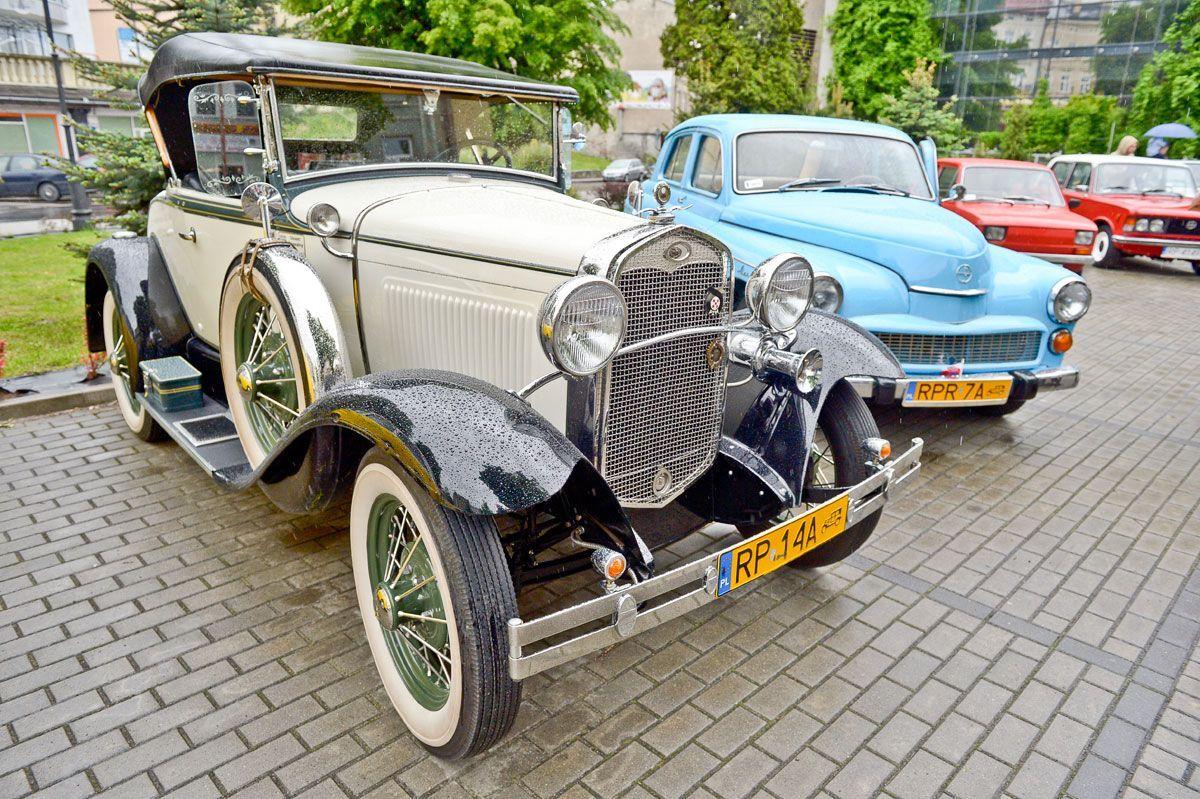 Najstarszym pojazdem zaprezentowanym na parkingu obok MNZP był Ford A z 1931 roku. Obok poczciwa Warszawa 223.<br/>fot.zbiory własne
