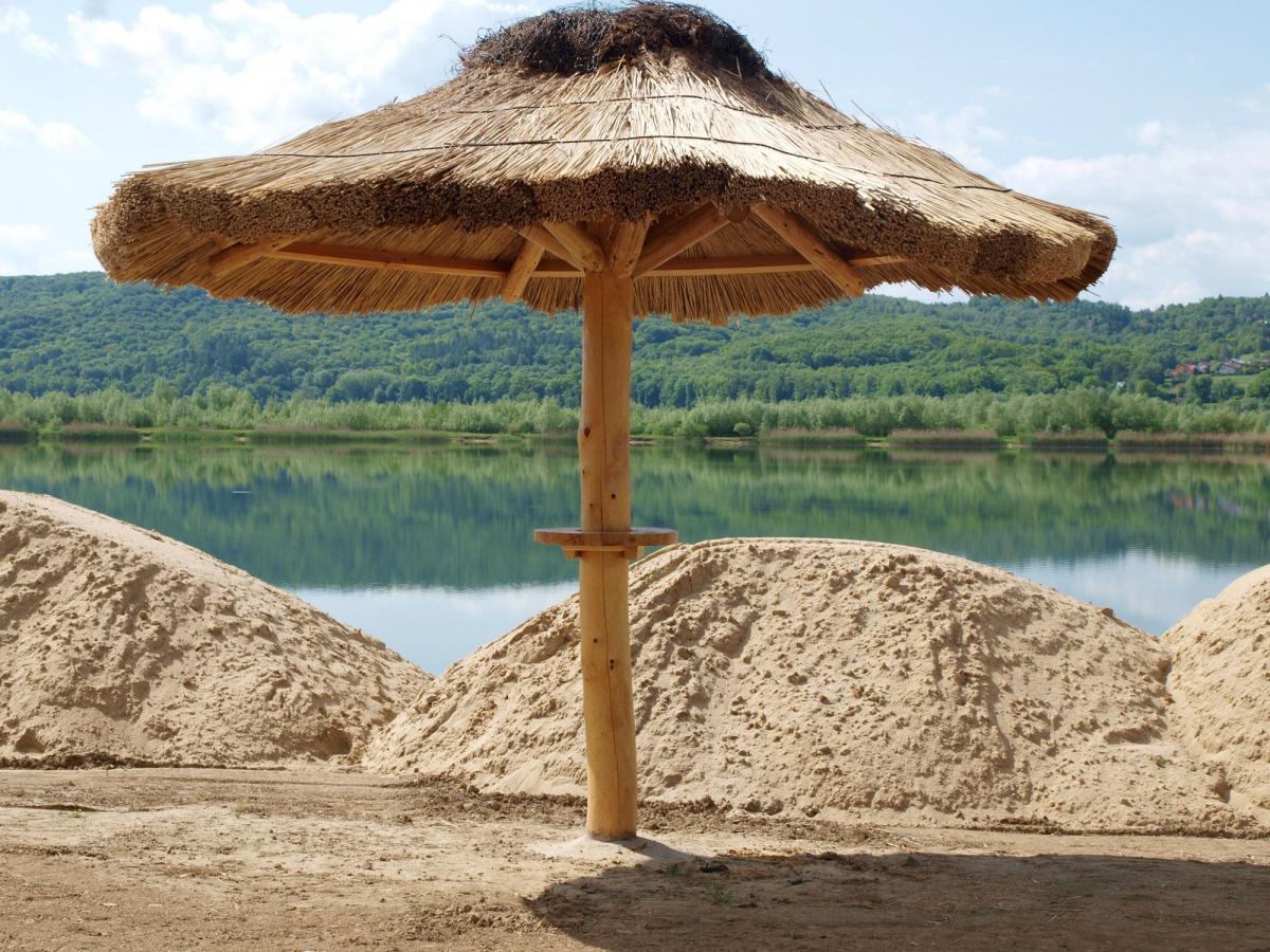 Na hektarowym placu powstaje plaża z prawdziwego zdarzenia, której nigdy w okolicach Przemyśla nie było.<br/>fot.Mariusz Godos