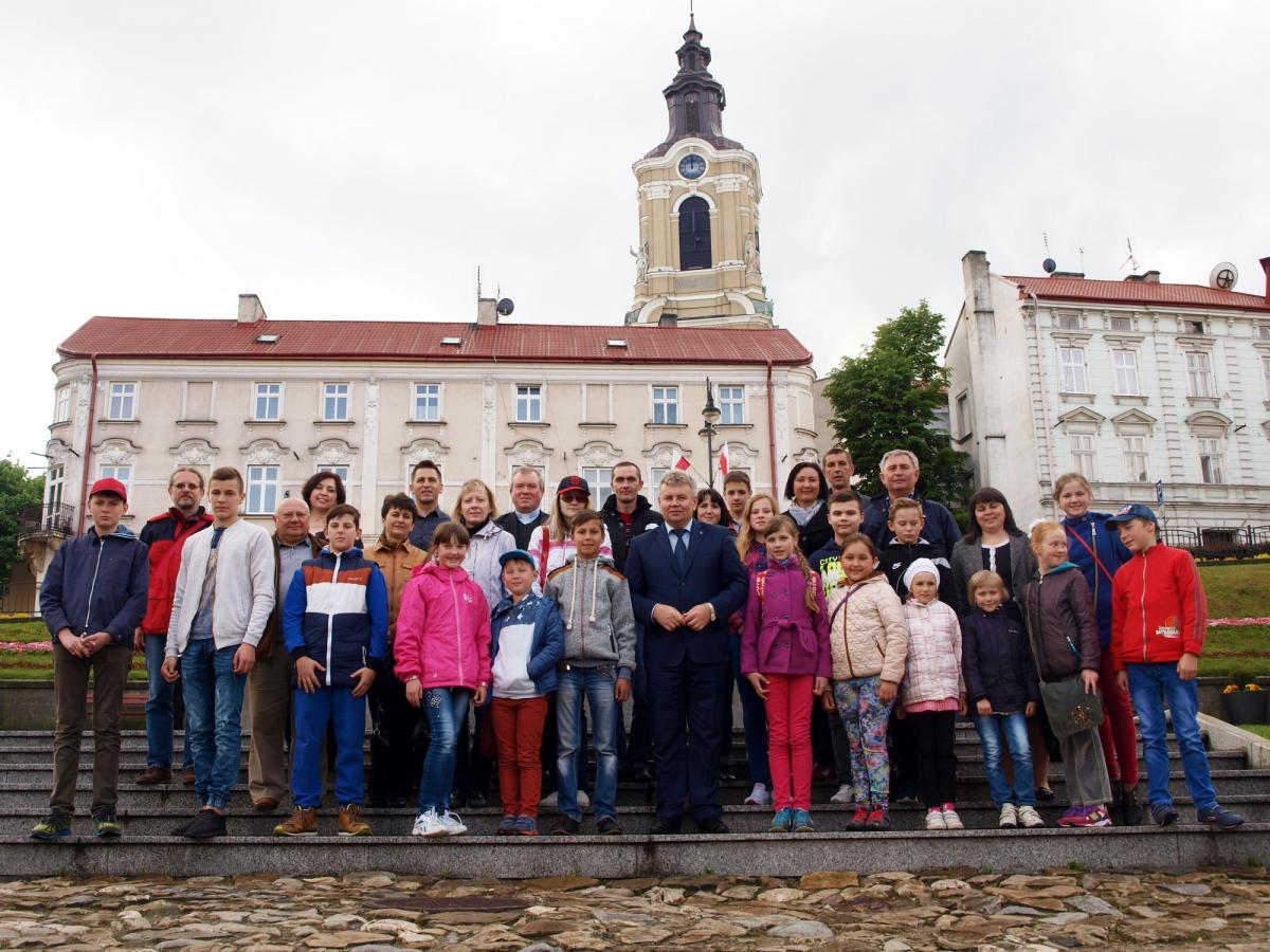 Polsko-ukraińska grupa dzieci, młodzieży i pedagogów podczas wizyty na przemyskim rynku.<br/>fot.Mariusz Godos