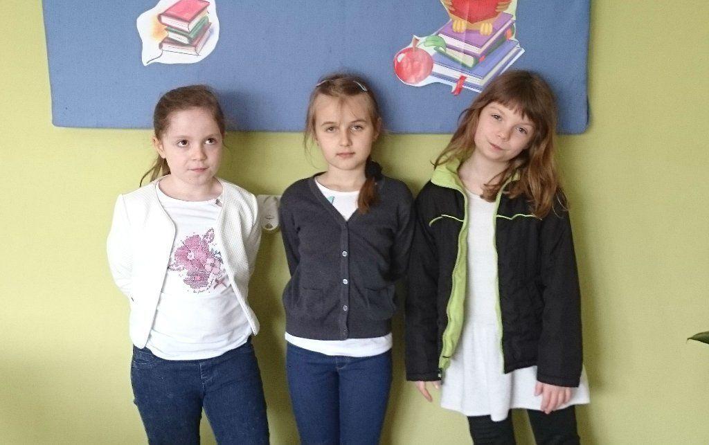 Reprezentacja Szkoły Podstawowej im. Bohaterów Września 1939 r. w Radymnie (klasy I – III) w składzie: Malwina Piętka (II a), Maja Sudoł (II b) i Łucja Wolanin (III c) uzyskała 97 pkt. na 100 możliwych i wywalczyła awans do finału Wielkiej Ligi Czytelników.<br/>fot.ze zbiorów SP Radymno