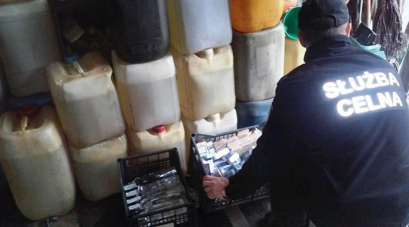 Olej napędowy znajdował się w 29 plastikowych pojemnikach.<br/>fot.serwis IC Przemyśl