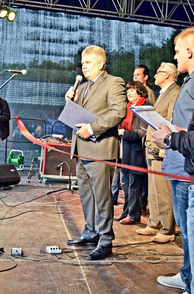 – Proszę nie zważać na pogodę, bo pogodę macie w młodości, w swoim sercu – zwrócił się do studentów wiceprezydent Janusz Hamryszczak.<br/>fot.Aleksandra Białoń