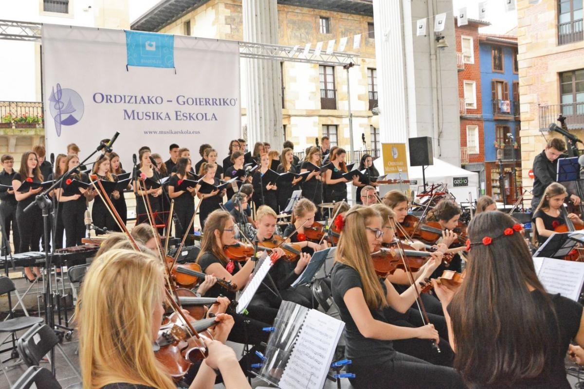 Występ chóru i orkiestry ZPSM pod kierunkiem Antoniego Gurana w miejscowości Ordizia.