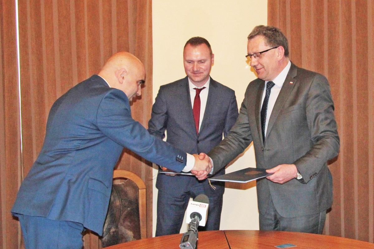 Starosta jarosławski Tadeusz Chrzan (po prawej) zapowiedział w imieniu samorządu powiatowego wsparcie dla tworzonej platformy telemedycznej, m.in. przez współpracę z miejscowym szpitalem. Porozumienie o współpracy między Ireneuszem Wochlikiem i Mariuszem Czerwińskim (od lewej) z firmy Silvermedia a 