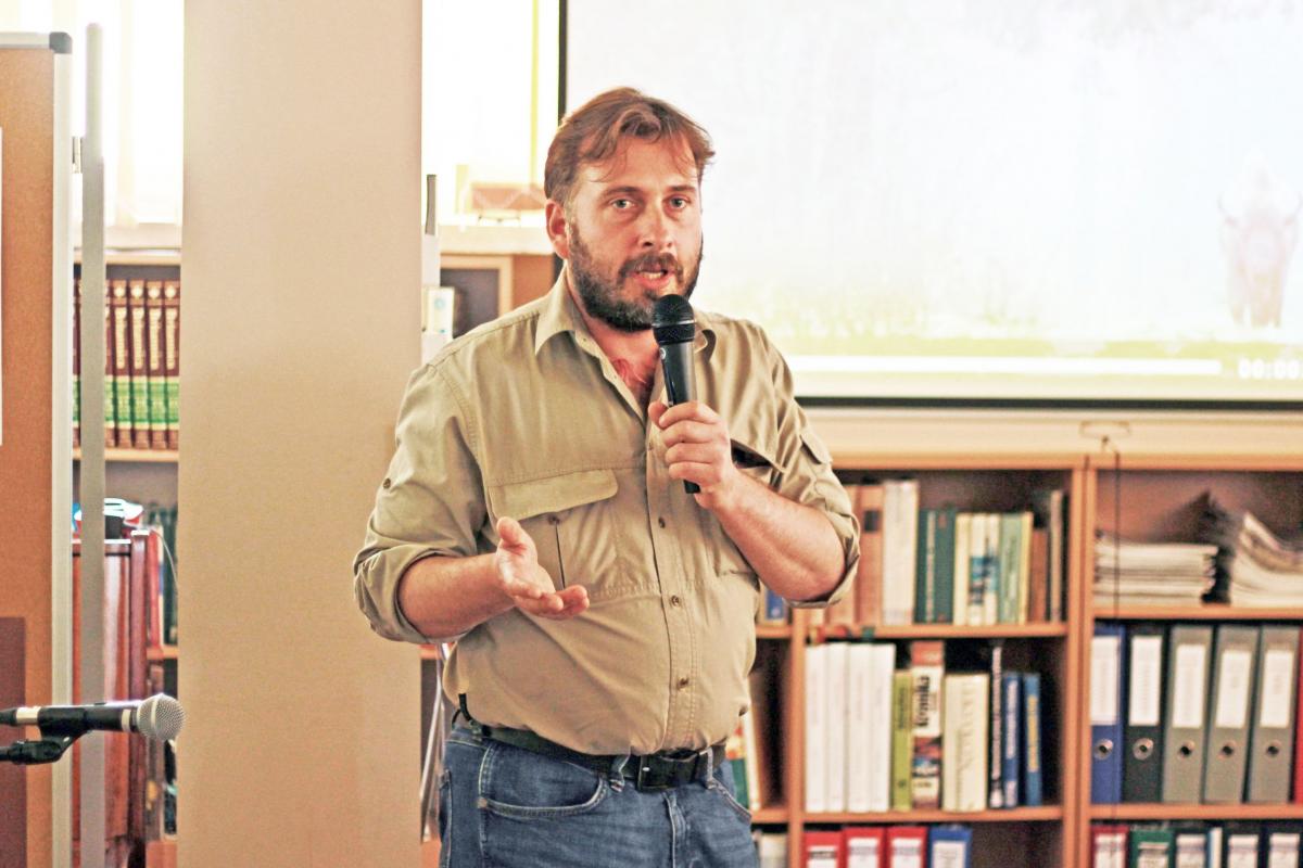 O tym, jak zainteresować płoche zwierzęta sobą, ale ich nie spłoszyć mówił na spotkaniu w bibliotece gość „Tygodnia Bibliotek” Adam Wajrak.<br/>fot.Justyna Zając