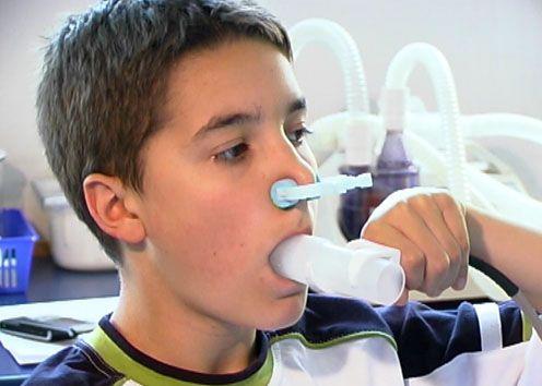 Spirometria jest bezbolesna i trwa ok. 10 minut. Służy ocenie wydolności oddechowej. <br/>fot.astma.mp.pl