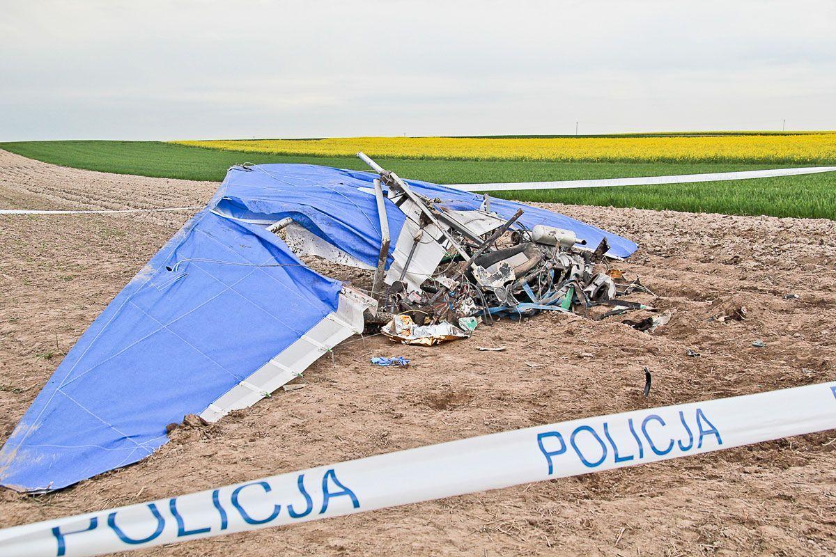 Z motolotni zostały szczątki ze śladami krwi na pasach i kasku.<br/>fot.Roman Kijanka