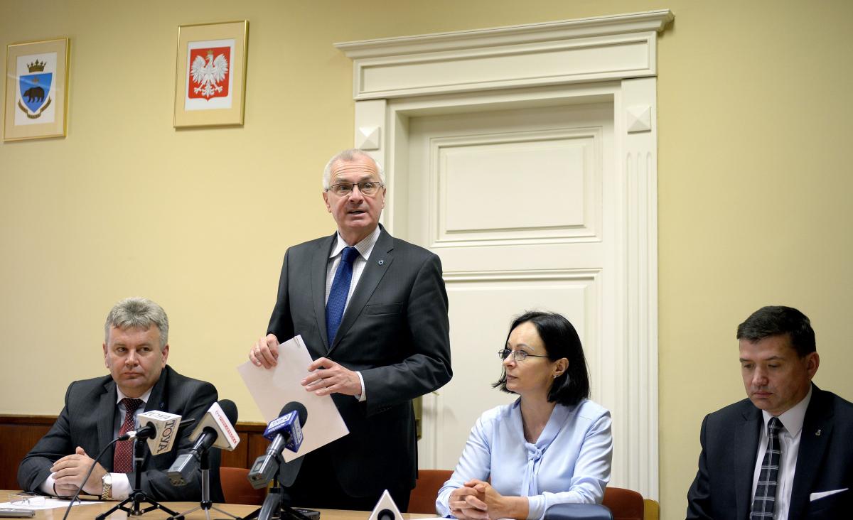 Uczestnicy poniedziałkowej konferencji prasowej (od lewej): Janusz Hamryszczak, zastępca prezydenta, Robert Choma, prezydent Przemyśla, Lucyna Podhalicz, przewodnicząca Rady Miejskiej w Przemyślu i radny Dariusz Iwaneczko zdeklarowali wprowadzenia nowych ulg w niektórych płatnościach. Stosowne proje