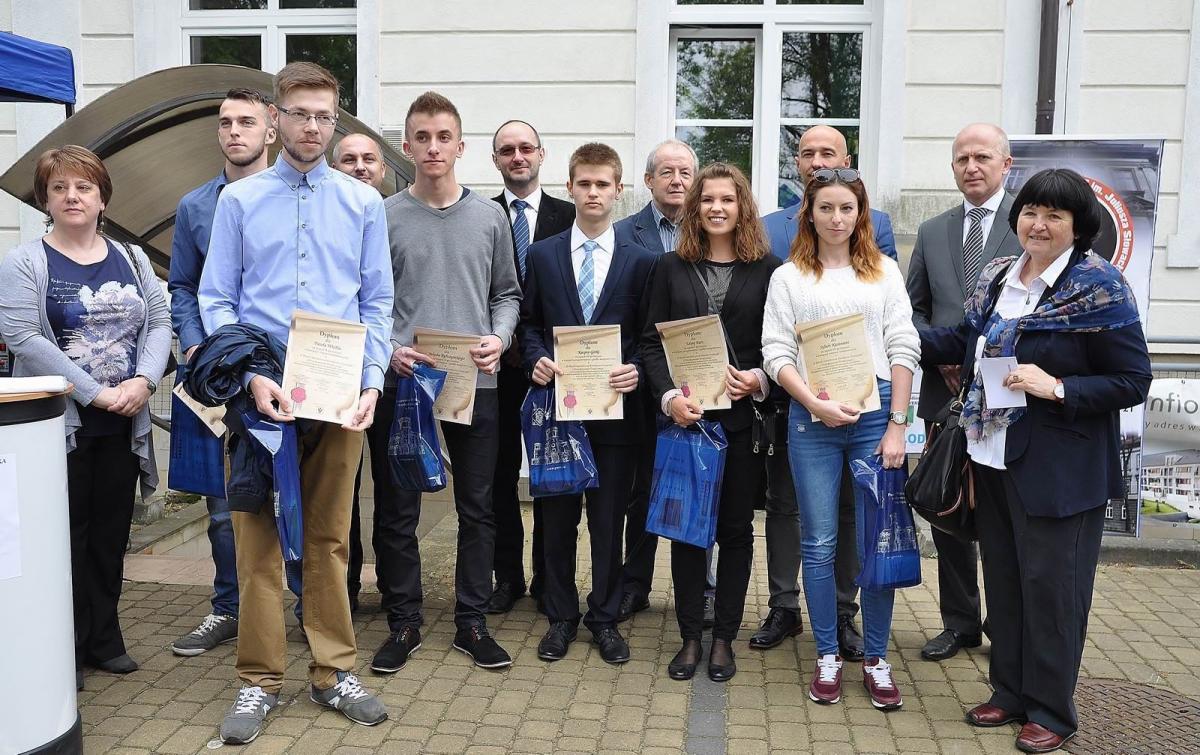Laureaci konkursu wraz z organizatorami i sponsorami.<br/>fot.Paweł Bugira