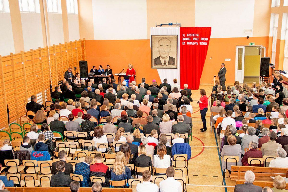 Uczestnicy obchodów 50-lecia nadania szkole imienia kpt. Władysława Ważnego ps. Tygrys. <br/>fot.Marcin Materniak