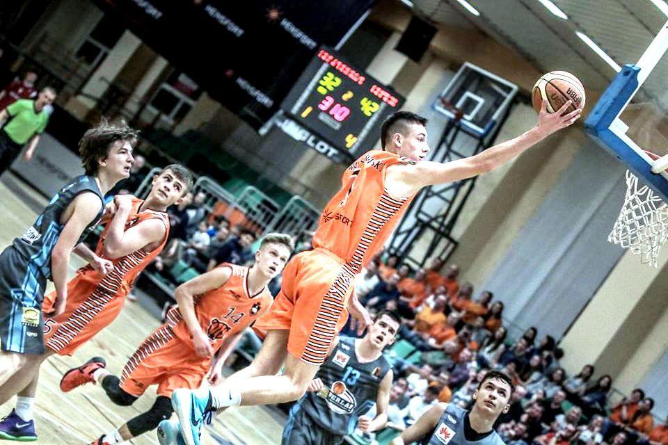 W akcji najwartościowszy zawodnik półfinałowego turnieju MP U16 w Radomiu Kacper Walciszewski.<br/>fot.Paweł Miśko