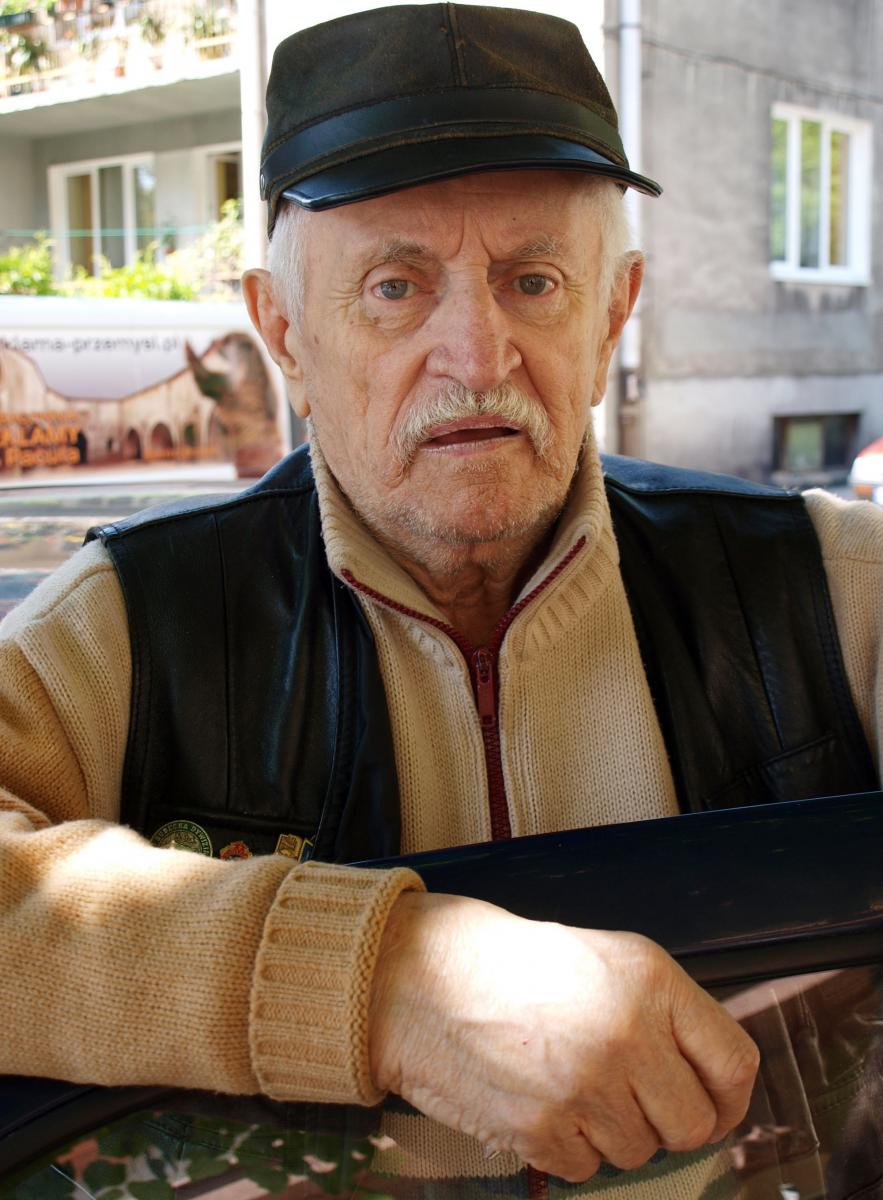 .: – Przyjechał kurier, przedstawił się, że jest z Netii, mówiąc że ta niedawno zmieniła nazwę i dał mi umowę do podpisania. Spieszyłem się do lekarza, to więc szybko podpisałem, nie czytając czterech stron zapisanych drobnym druczkiem. Mój błąd. Zdecydowałem się o tym powiedzieć, aby ochronić innyc