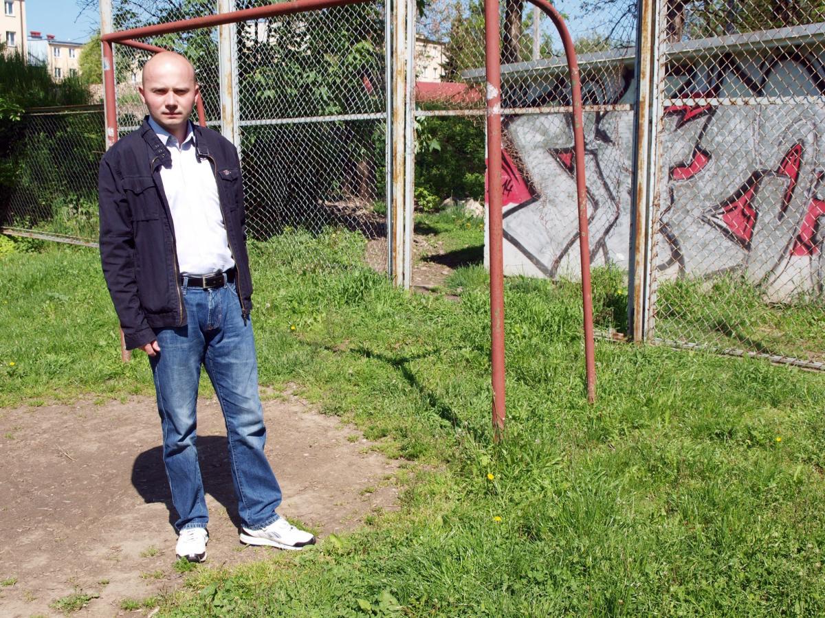 – To jedyne boisko na całym osiedlu! Proszę zobaczyć jak wygląda. Dziury w ogrodzeniu, wystające druty, nierówna i wydeptana nawierzchnia. Kiedyś były kosze do gry w koszykówkę, ale zostały wycięte – tłumaczy przewodniczący Zarządu Osiedla nr 9 „Krasińskiego” Marcin Radochoński.<br/>fot.Mariusz Godo