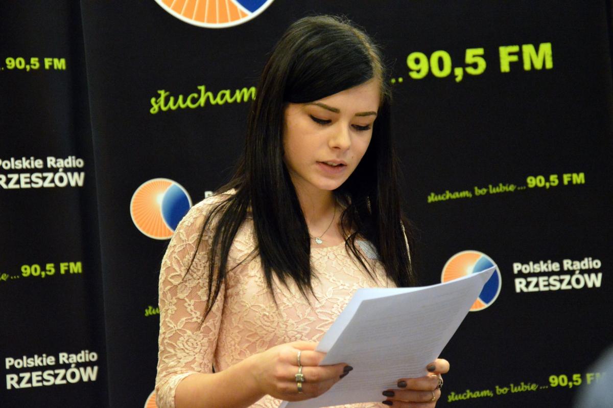 Uczennica Zespołu Szkół Usługowo-Hotelarskich i Gastronomicznych w Przemyślu Aleksandra Jakubowska podczas swojego występu.  <br/>fot.ze zbiorów własnych
