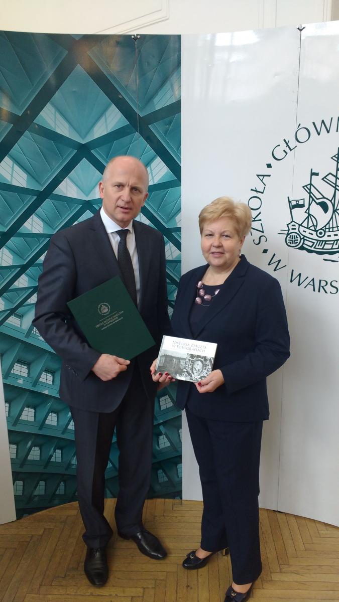 Tuż po podpisaniu umowy o współpracy między prof. dr. hab. Martą Jachnowicz, dyrektorem Instytutu Kapitału Ludzkiego SGH (z prawej) i Tomaszem Dziumakiem, dyrektorem I LO w Przemyślu.<br/>fot.ze zbiorów I LO Przemyśl