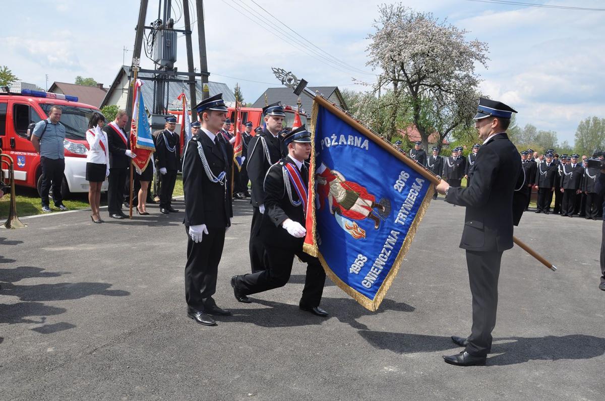 Druhowie z OSP w Gniewczynie Trynieckiej otrzymali sztandar nadany przez Prezydium ZOW Związku OSP RP woj. podkarpackiego.<br/>fot.Barbara Chmura