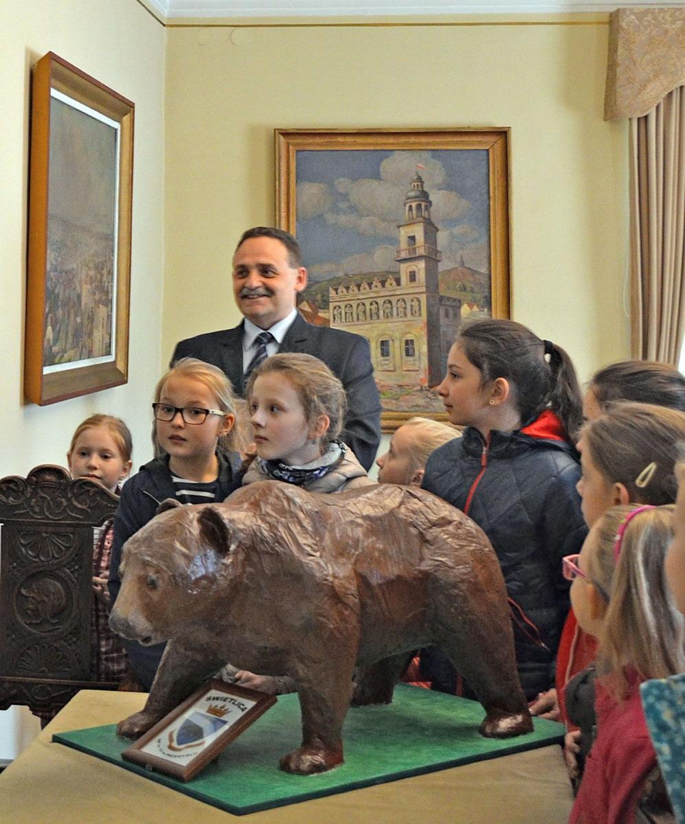Niedźwiadek jak żyw. Cieszy oko.<br/>fot.Aleksandra Białoń