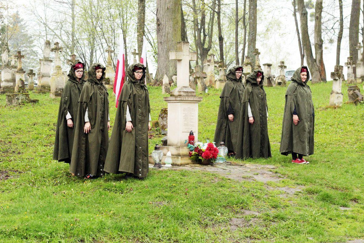 W patriotycznym spotkaniu udział wzięła garstka ludzi – rodziny ofiar, lokalne władze gminne, delegacje szkolne i delegacja Stowarzyszenia Spadkobierców Polskich Kombatantów II Wojny Światowej.<br/>fot.Justyna Zając