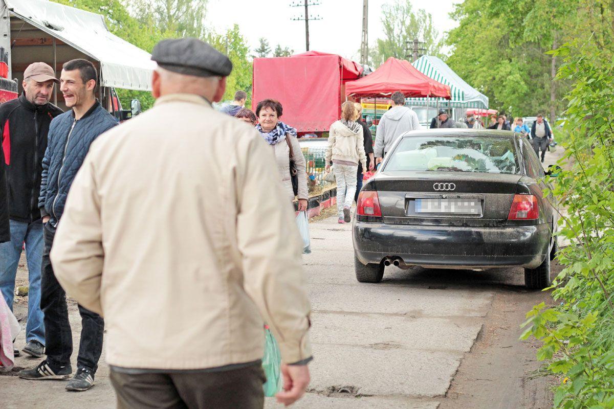Poniedziałkowy dzień targowy w Lubaczowie bywa powodem utrudnień drogowych. Przejechanie zastawioną straganami, samochodami i oblężoną tłumem kupujących drogą bywa nie lada wyzwaniem.<br/>fot.Justyna Zając