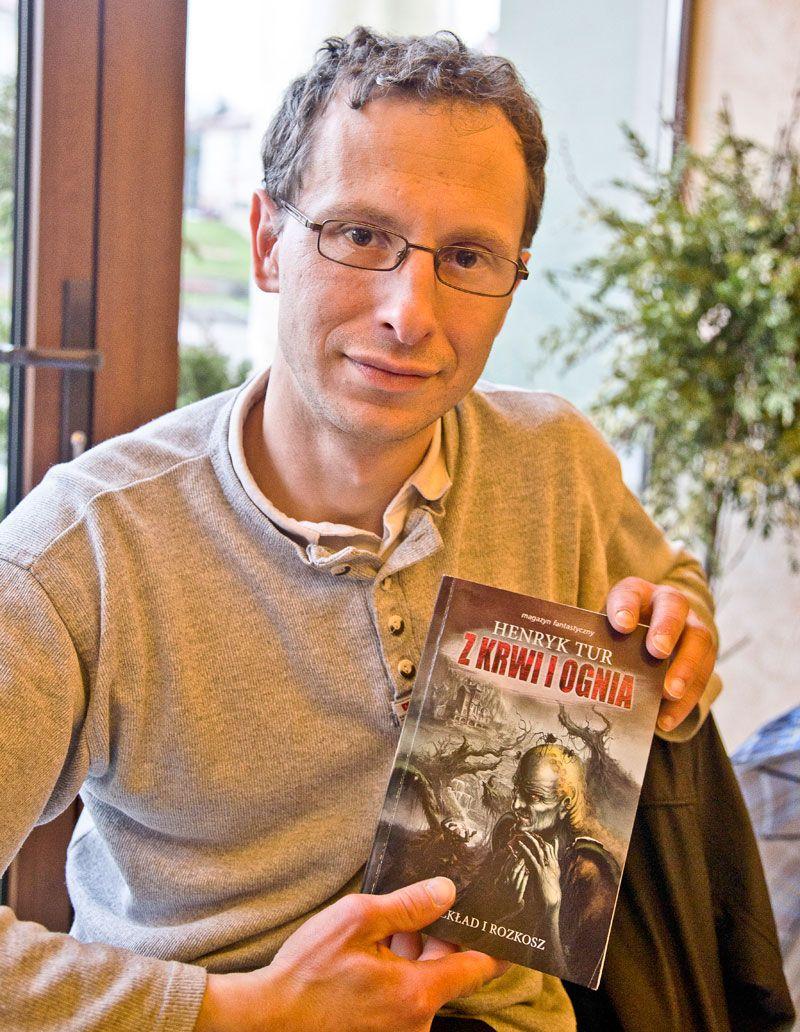 Henryk Tur: pisarz, redaktor, recenzent książek i gier komputerowych, muzyk i pasjonat fantastyki. Na zdj. ze swoim książkowym debiutem.<br/>fot.Kamil Jacek Zarański