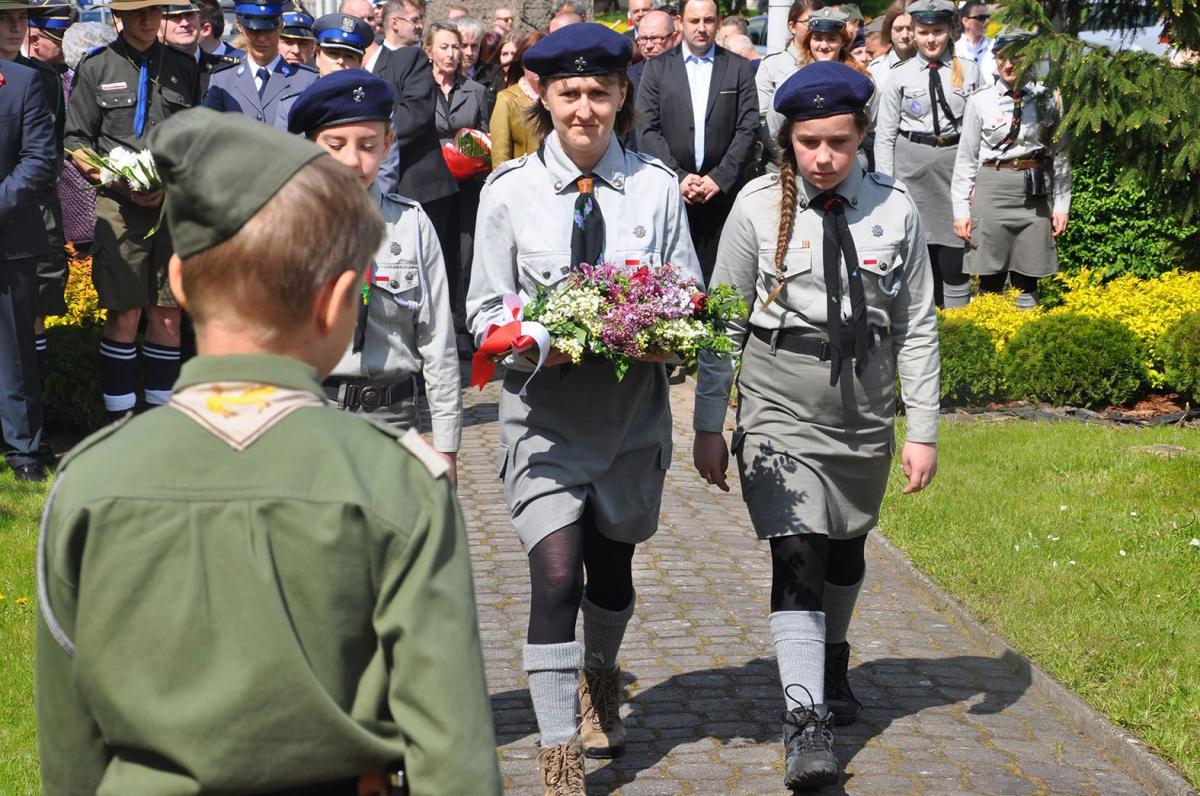 Delegacje składają kwiaty przed tablicą upamiętniającą 200. rocznicę uchwalenia Konstytucji 3 Maja.<br/>fot.Barbara Chmura